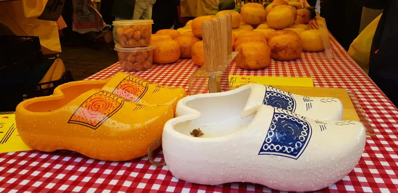 Holenderskie chodaki i sery – idealne pamiątki, by poczuć klimat Holandii. Co przywieźć z Holandii? Te symbole!