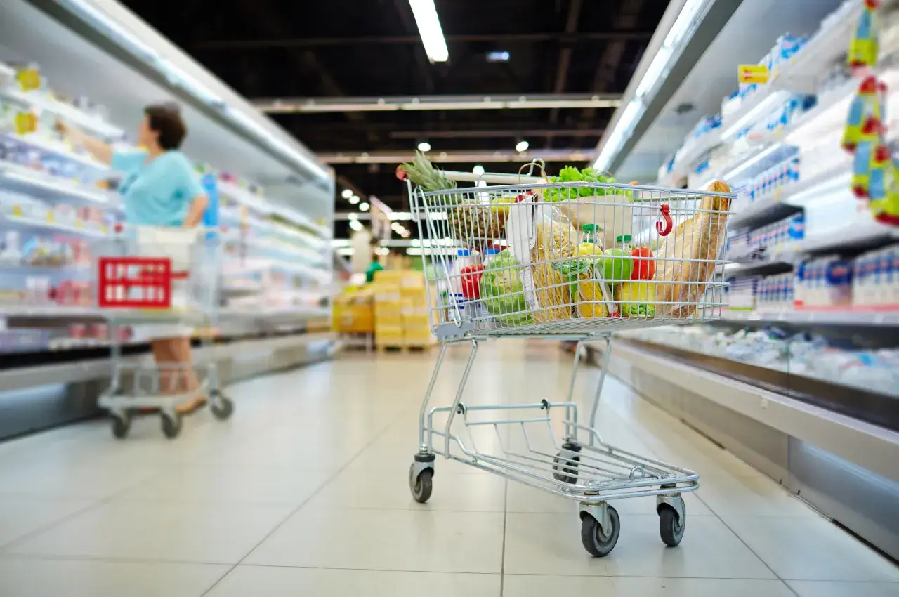 Wózek pełen produktów spożywczych, odzwierciedlenie skutków kupowania produktów z dołu rankingu opłacalność vs jakość.