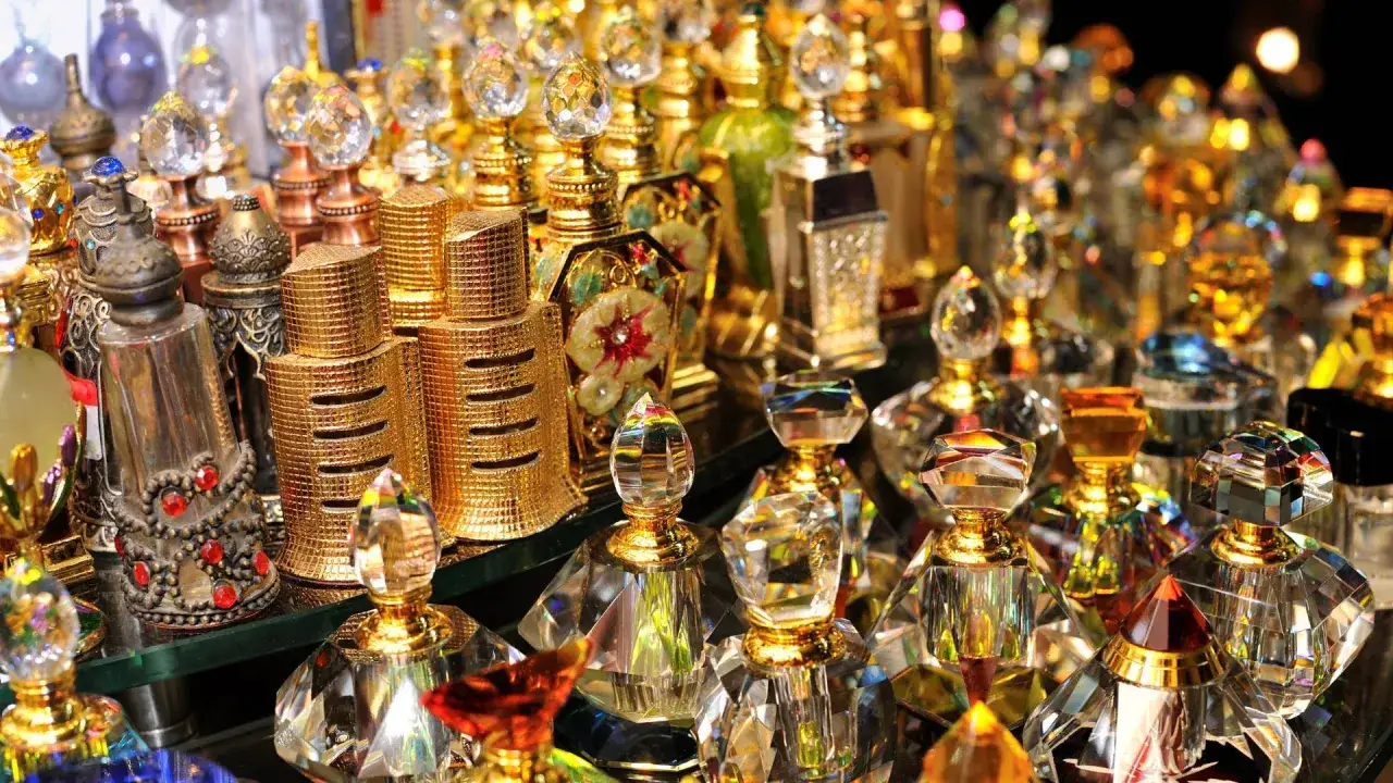 Złote i kryształowe flakoniki perfum, idealne pamiątki, które warto przywieźć z Dubaju.