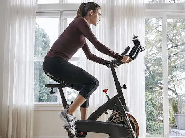Zdjęcie Jak wybrać rower stacjonarny, aby uniknąć złego zakupu i cieszyć się treningiem