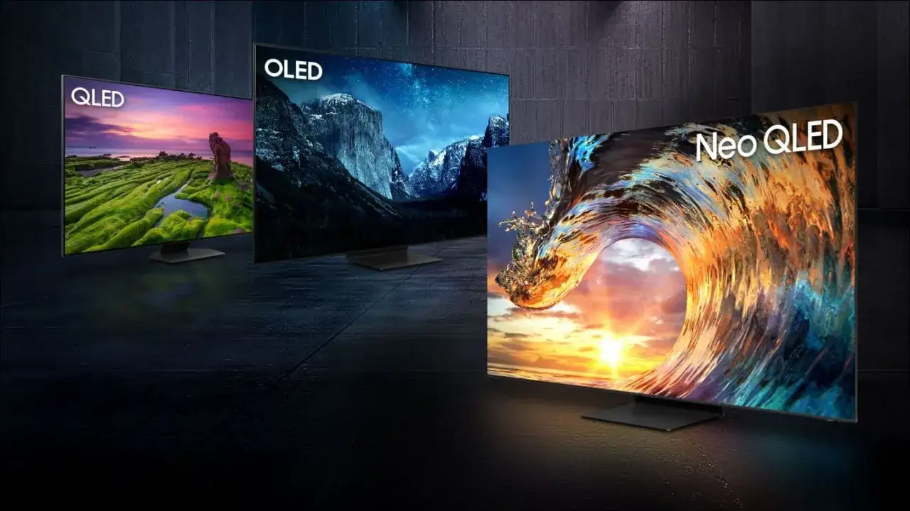 Porównanie telewizorów OLED i QLED: która technologia wybrać? Widok trzech ekranów z pięknymi krajobrazami i falą.