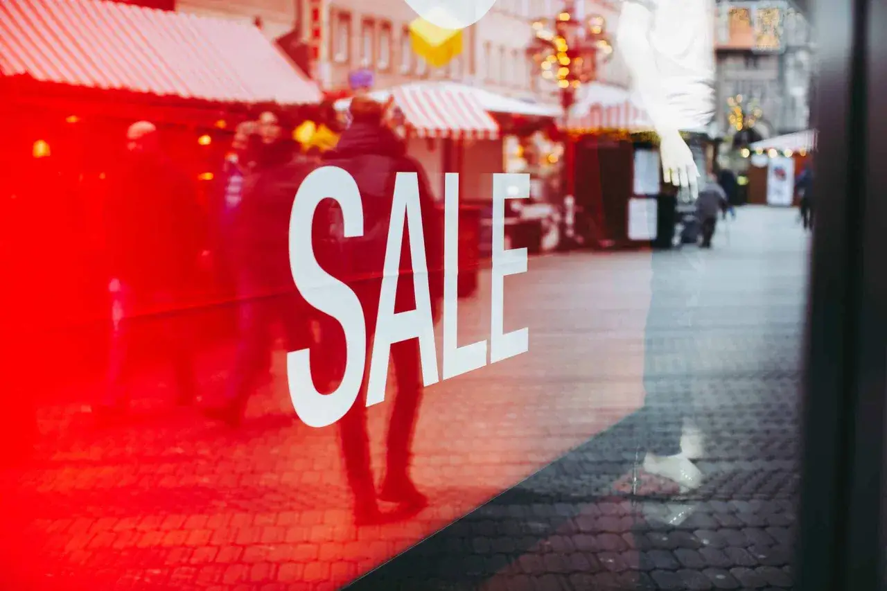 Jak przygotować strategię handlową na Black Friday i sezon świąteczny? Widok na witrynę sklepową z napisem
