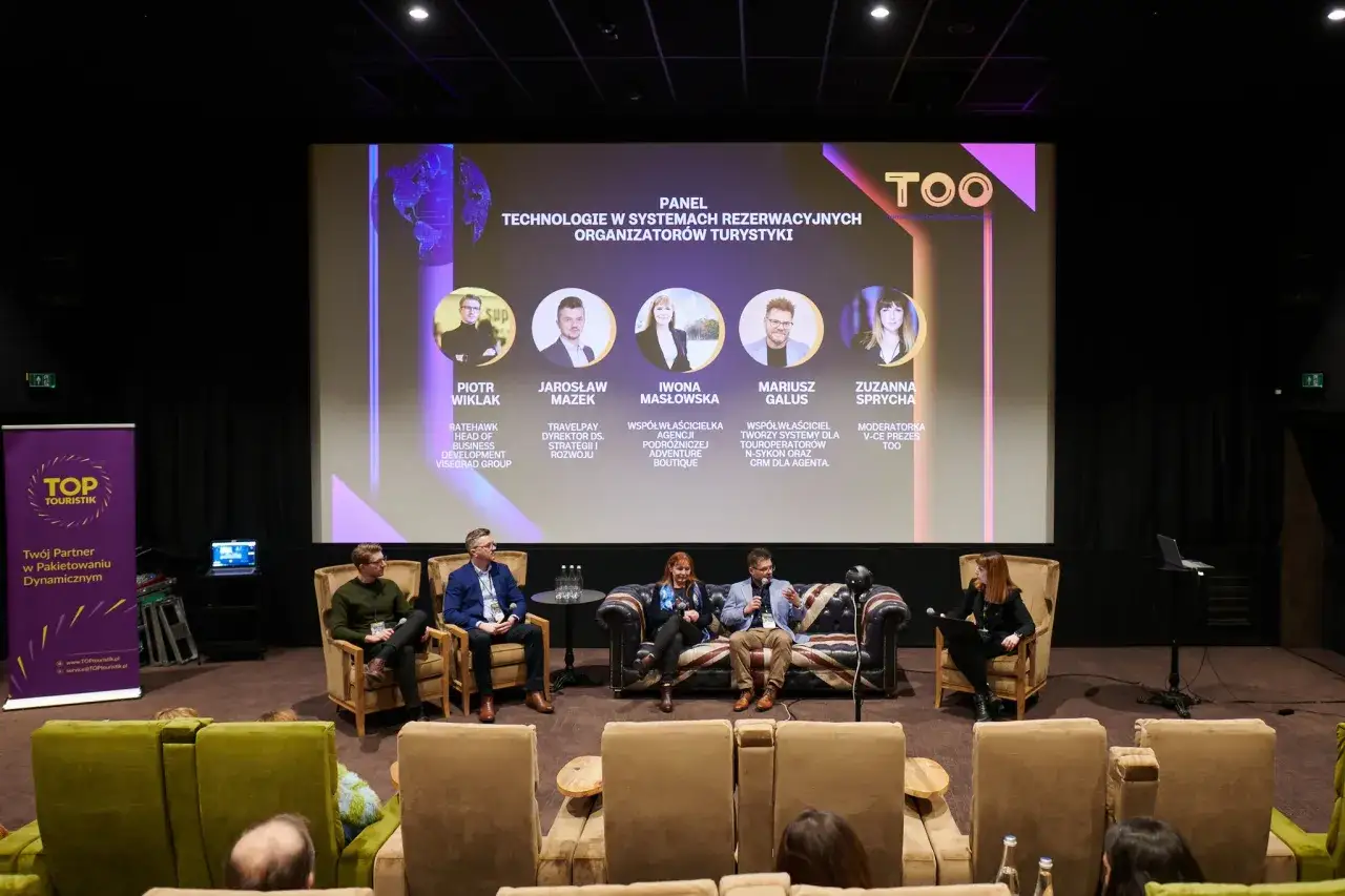 Panel dyskusyjny o technologiach w turystyce. Uczestnicy omawiają objawy przestarzałych danych w rankingach produktów turystycznych.