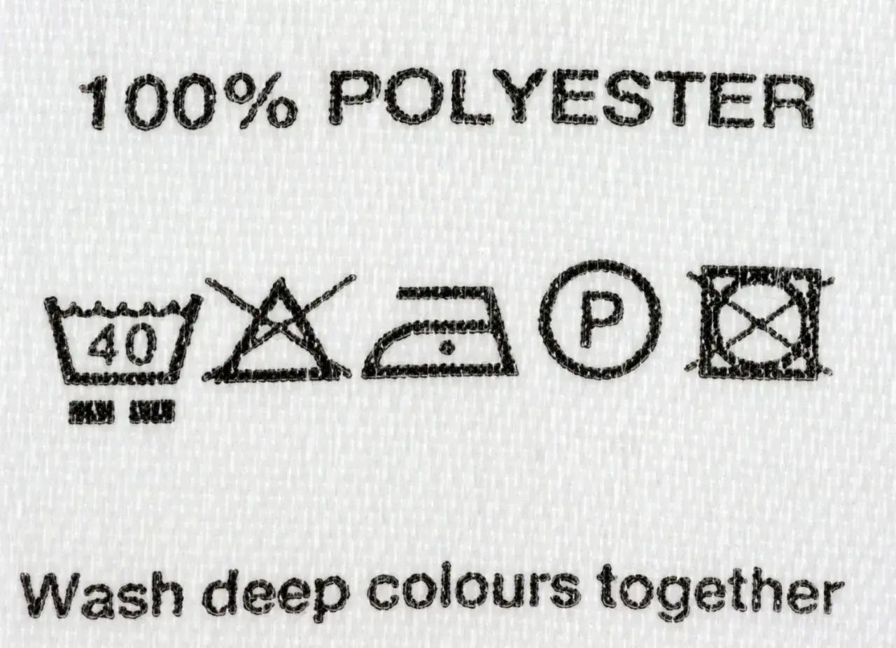 Etykieta 100% poliester. Jak czytać etykiety ubrań żeby rozpoznać poliester od wiskozy? Symbol prania, zakazu wybielania, prasowania, czyszczenia chemicznego i suszenia.