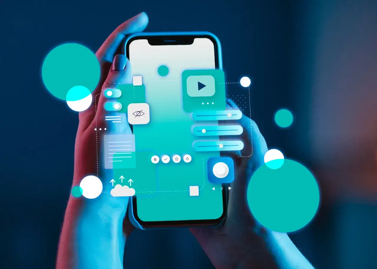 Dłonie trzymają smartfon z interfejsem, który może ujawnić objawy uszkodzonego wyświetlacza w używanym smartfonie przed zakupem.