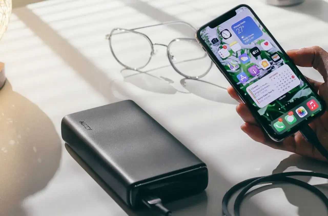Szukasz najlepszych powerbanków z szybkim ładowaniem i rankingiem pojemności? Na zdjęciu widzisz nowoczesny powerbank AUKEY ładujący smartfon.
