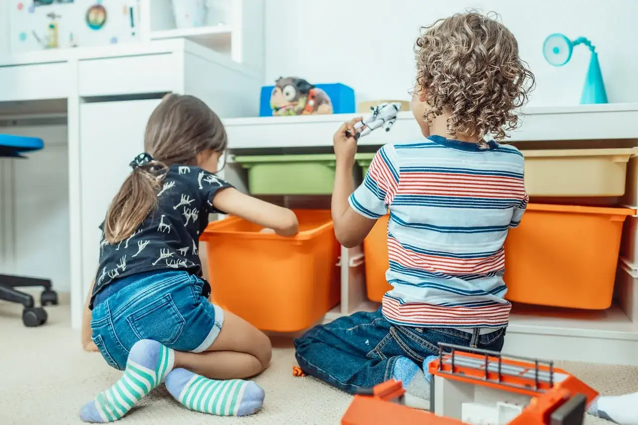Dzieci przeglądają zabawki, szukając czegoś ciekawego. Czy to objawy przesycenia zabawkami u dzieci? Jakie prezenty edukacyjne wybrać, by uniknąć bałaganu?