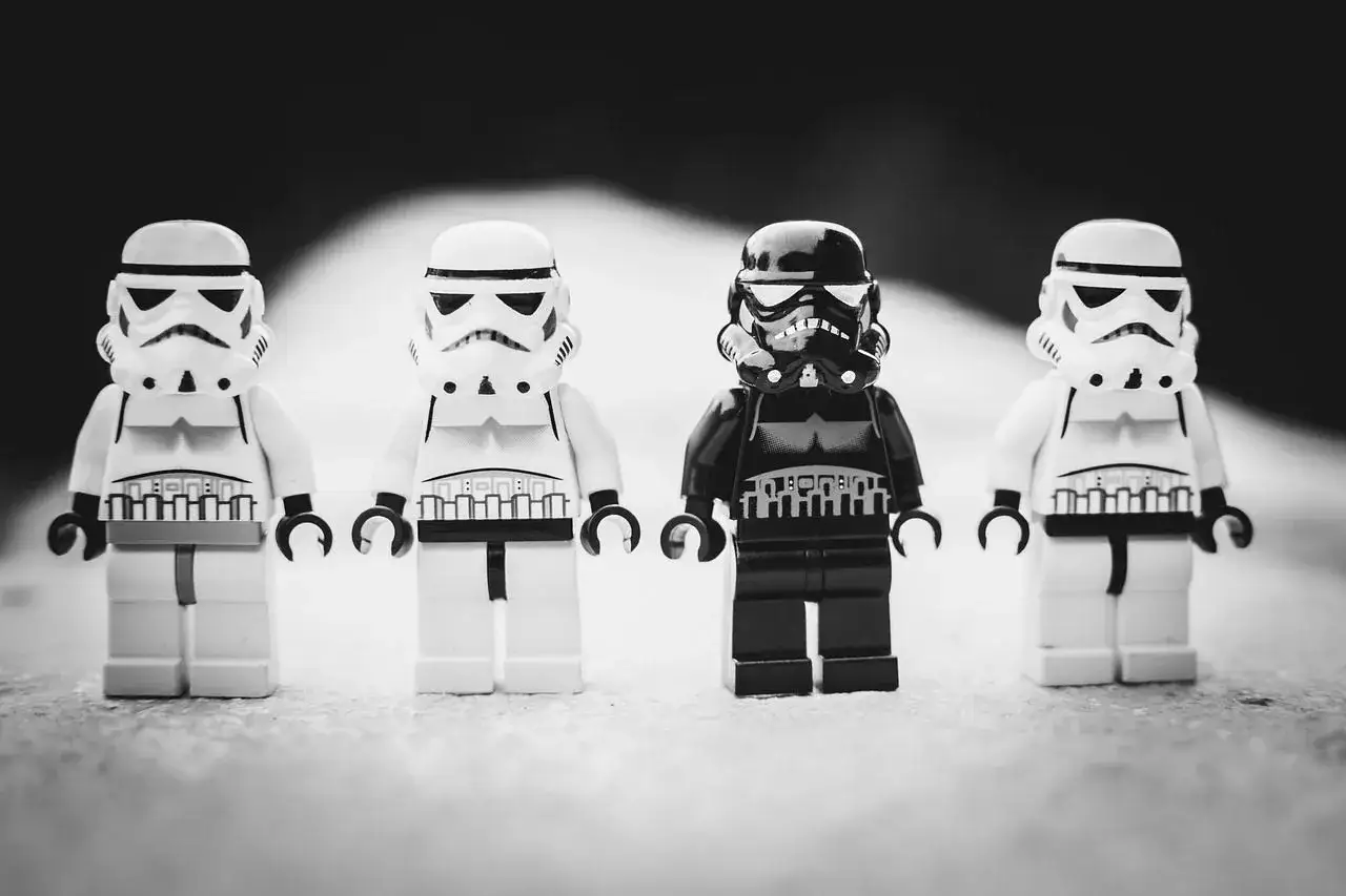 Cztery figurki szturmowców z Gwiezdnych Wojen, w tym jeden czarny. Pomocne przy sprawdzaniu, jak rozpoznać podróbki klocków LEGO na aukcjach internetowych.