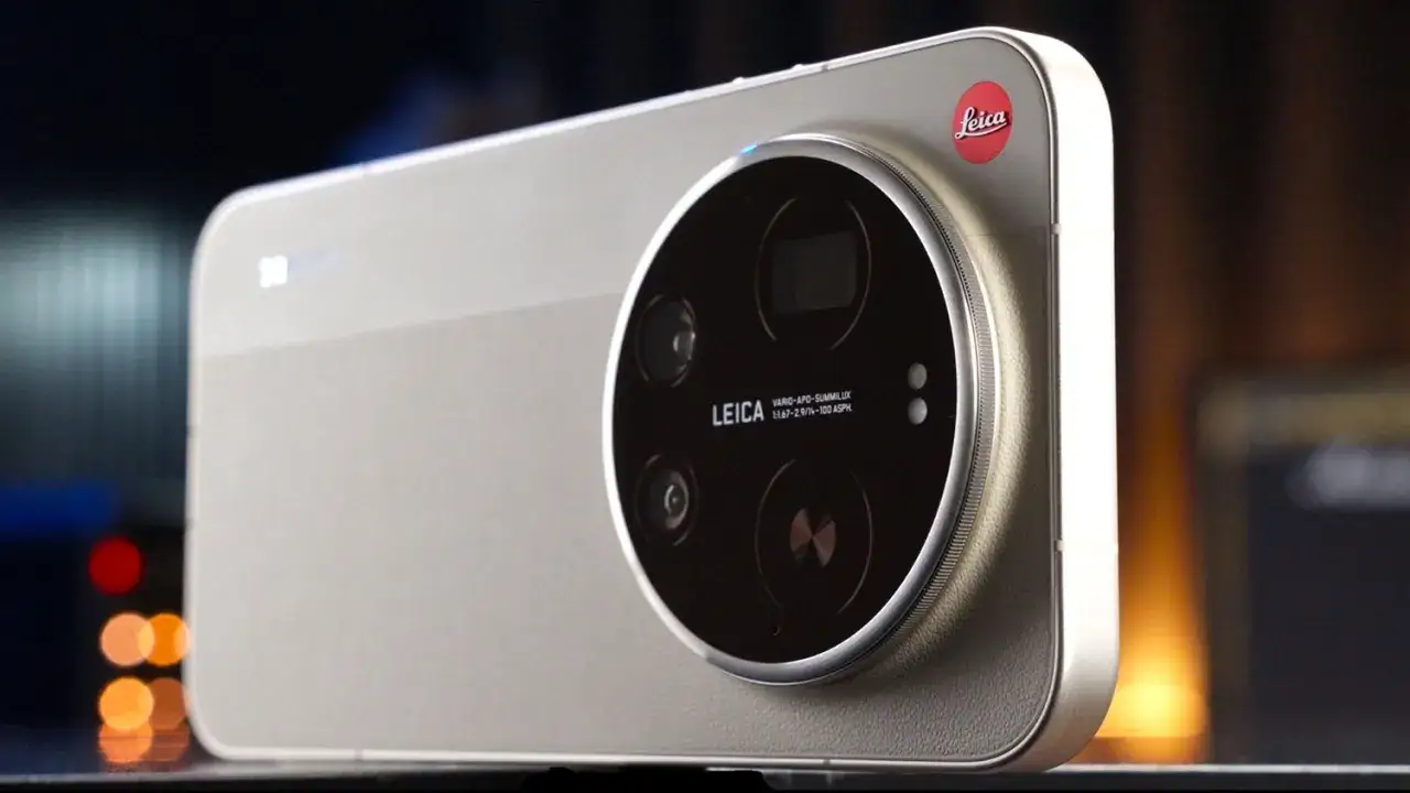 Złoty smartfon z modułem aparatów Leica. To przykład, jak chińskie marki zdobywają rynek taniej elektroniki, oferując jakość i innowacje.