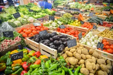Targowisko pełne świeżych warzyw. Wysokie ceny produktów bio i eko wynikają z kosztów uprawy, certyfikacji i mniejszej dostępności.