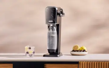 Elegancki saturator SodaStream – idealne gadżety kuchenne na prezent dla amatora gotowania, który lubi orzeźwiające napoje.