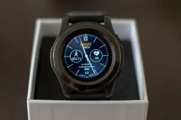 Elegancki smartwatch w pudełku. Czy warto kupować inteligentne zegarki na prezent dla seniora? Ten model pokazuje kroki i tętno.