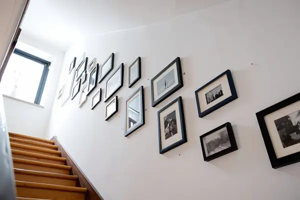 Galeria zdjęć na klatce schodowej: Stwórz harmonijną kompozycję
