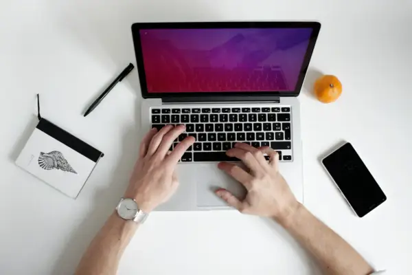 Najlepsze laptopy do pracy zdalnej 2026: Ranking i testy baterii