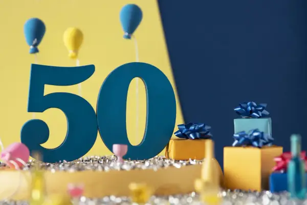 Prezent dla 50-latki: Trafione pomysły na niezapomniany jubileusz