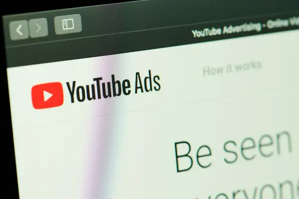 Jak rozpoznać ukrytą reklamę na YouTube? Poradnik