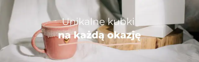 Różowy kubek z serduszkiem, symbolizujący przyczyny sukcesu ręcznie robionej ceramiki na prezent. Unikalne, na każdą okazję.