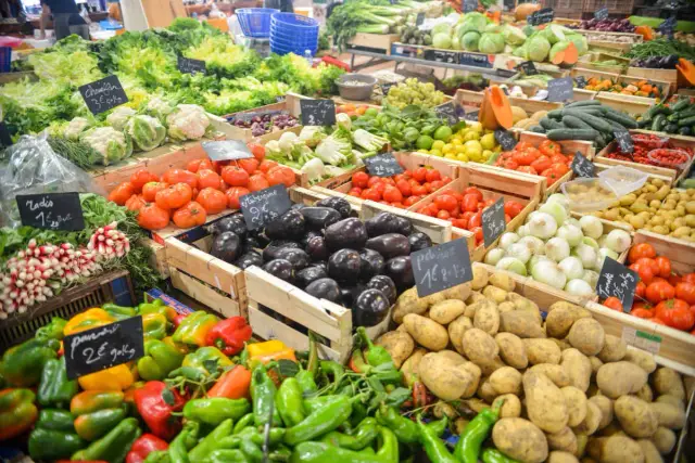 Targowisko pełne świeżych warzyw. Wysokie ceny produktów bio i eko wynikają z kosztów uprawy, certyfikacji i mniejszej dostępności.