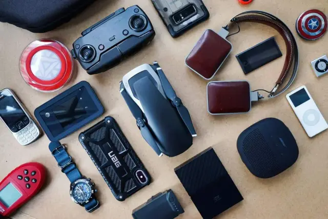 Szukasz pomysłów na gadżety elektroniczne na prezent dla 10-latka do 300 złotych? Zobacz drona, słuchawki, głośnik, smartwatch i inne!