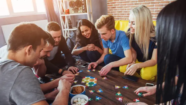 Jak wybrać idealną grę planszową na prezent dla pary i grupy?