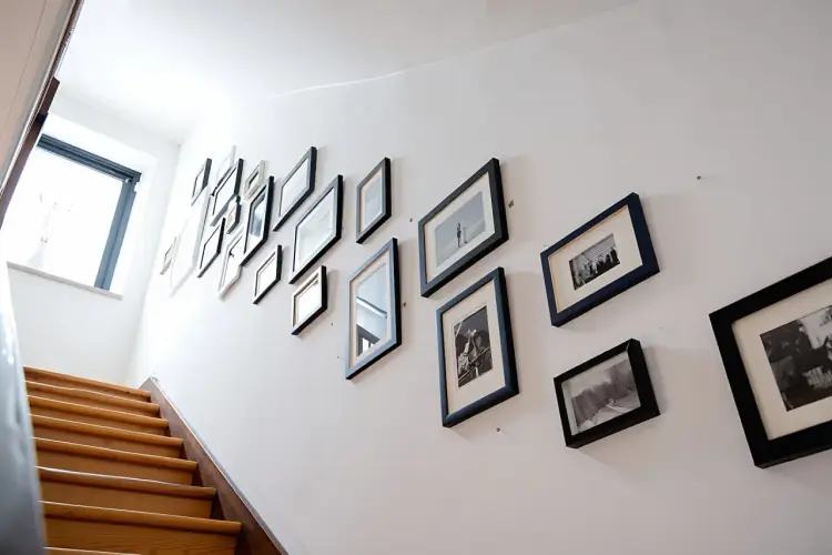 Galeria zdjęć na klatce schodowej: Stwórz harmonijną kompozycję